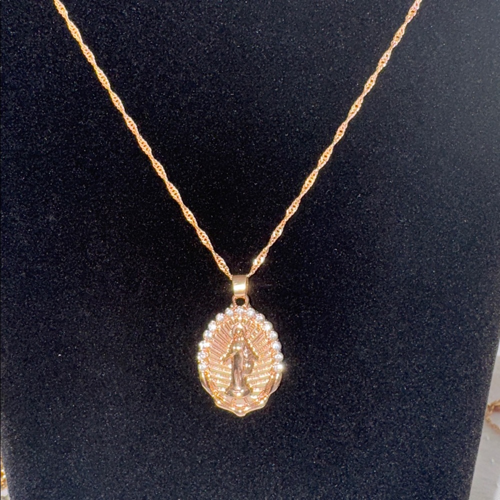 Elegant Gold Pendant Necklace